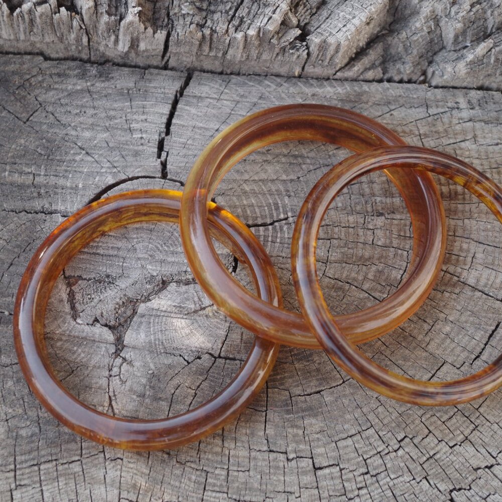 Three Vintage Lucite Translucent Rootbeer Bangles - Picture 4 of 5